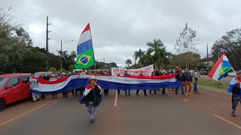 Los extrabajadores marcharon este miércoles sobre la ruta PY02 en Hernandarias.