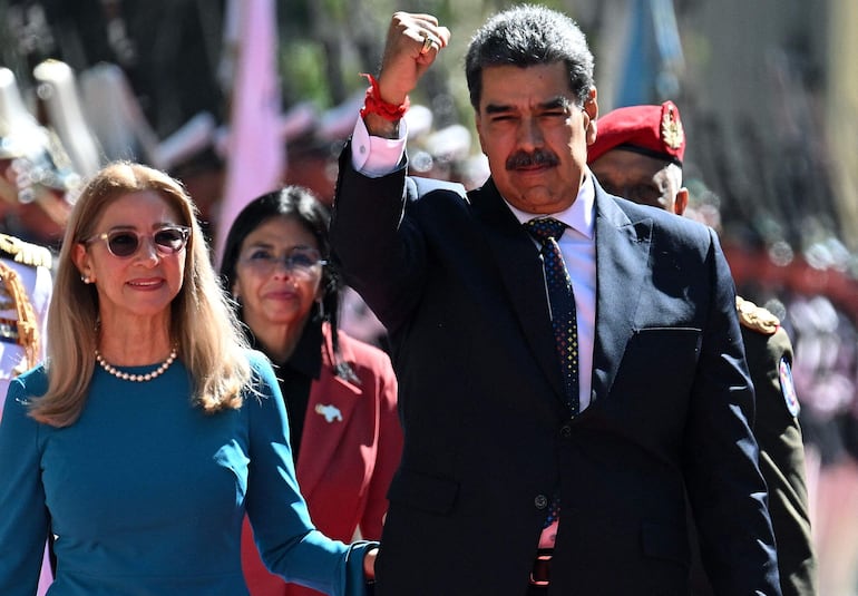 El presidente venezolano Nicolás Maduro y la primera dama Cilia Flores al momento de su llegada a la sede de la Asamblea Nacional, este viernes en Caracas.