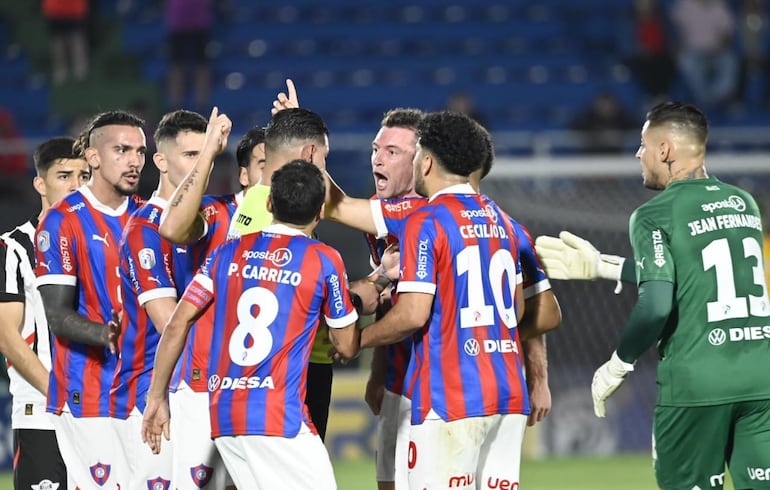 Eduardo Brock, futbolista de Cerro Porteño, reclama al árbitro Blas Romero por la expulsión en el partido frente a Libertad por la undécima fecha del torneo Clausura 2024 del fútbol paraguayo en el estadio Defensores del Chaco, en Asunción, Paraguay.