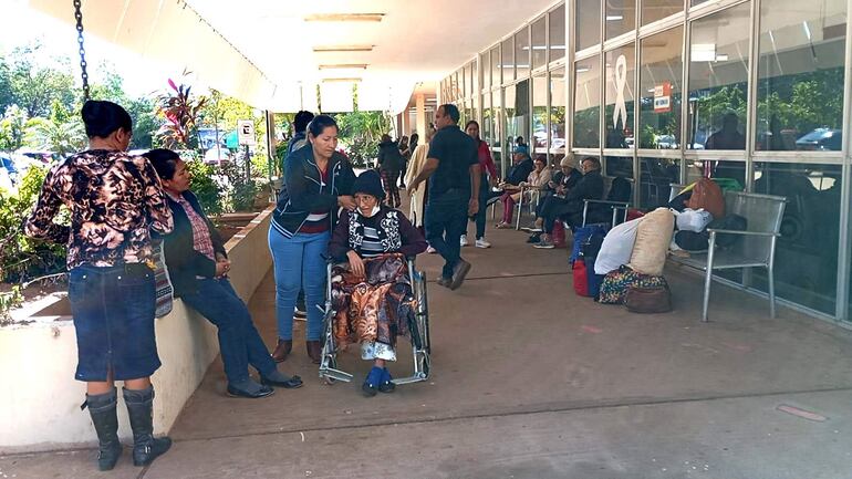 Pacientes del Incan piden una intervención del hospital y la "cabeza" del director general, Raúl Doria.