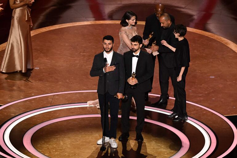 El israelí Yuval Abraham y el palestino Basel Adra reciben el Oscar al Mejor Documental por "No Other Land"