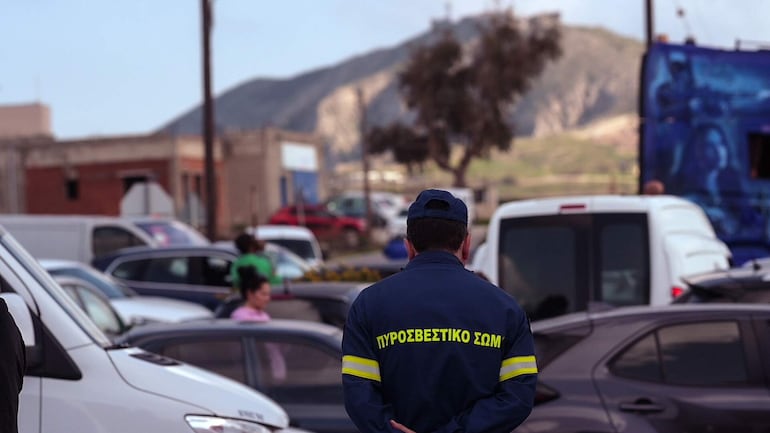 Un policía en medio de un caótico tráfico. El Gobierno griego declaró este miércoles el estado de alerta en Amorgos debido a la oleada de terremotos de hasta magnitud 5,3 que sacude esta y otras islas del archipiélago griego de las Cícladas, en el mar Egeo.