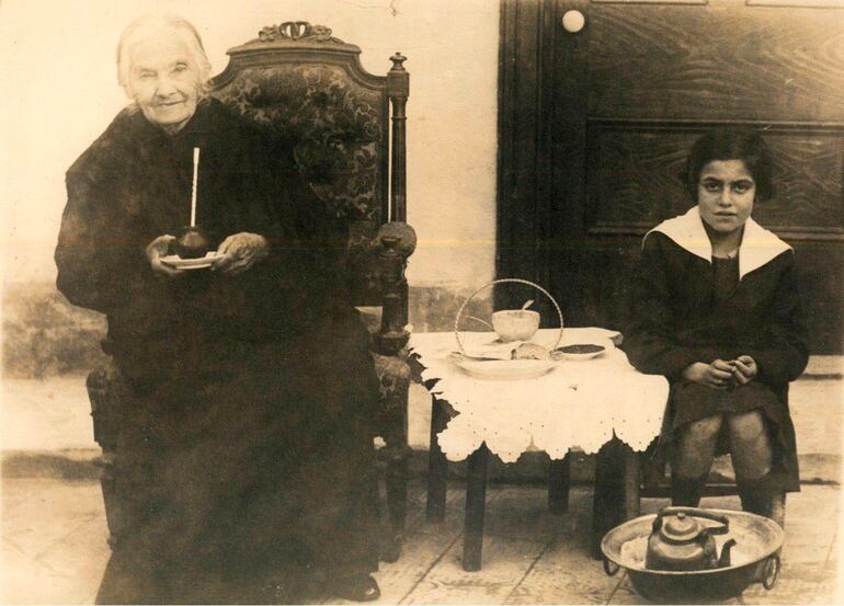 Gabriela Mistral con su abuela