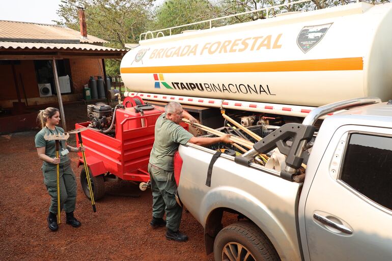 Guardaparques de la Itaipú preparan  sus herramientas para partir rumbo al Chaco.