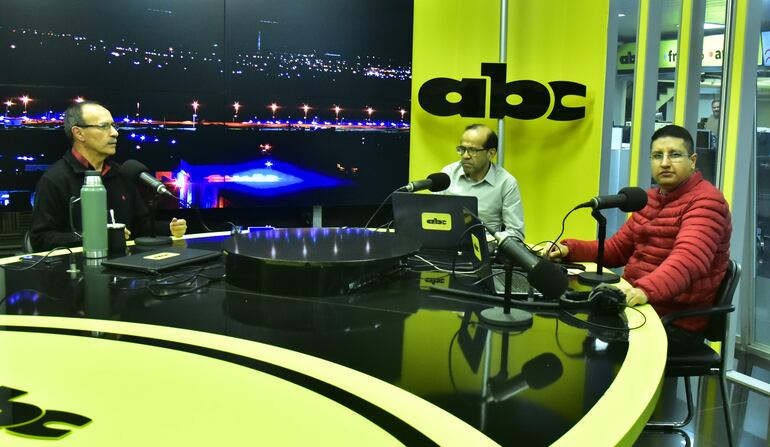 El próximo ministro de Defensa Nacional, Óscar González (izq.), con los periodistas Osvaldo Cáceres e Iván Leguizamón, durante el programa Momento Justo de radio ABC Cardinal 730 AM.