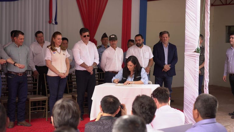 La ministra Claudia Centurión firmó la resolución de adjudicación de la ruta de la soberanía en un acto de Gobierno.