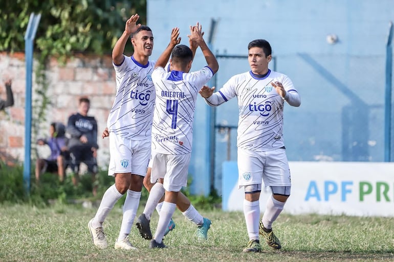 Festejo de Oriental, en el triunfo sobre Fulgencio Yegros de Ñemby. (Foto: APF)