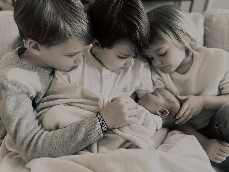 ¡Pequeños principitos! Alexander (8), Gabriel (7) y Julián (3) con la recién nacida Inés.