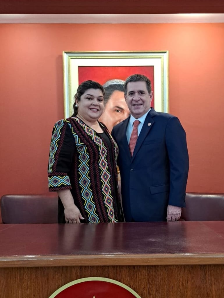 La intendenta Gloria Duarte y su líder Horacio Cartes.