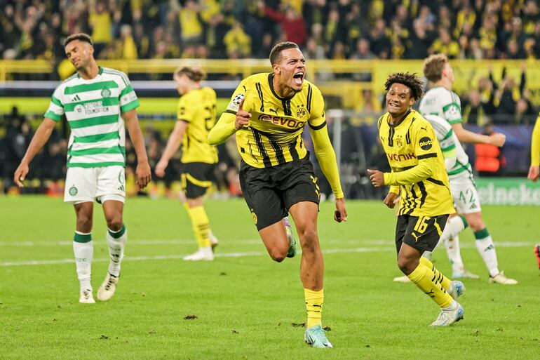 Félix Nmecha colaboró con un tanto para la goleada del Dortmund.