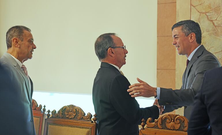 Santiago Peña Saluda al ministro de defensa, Óscar González y a Ángel Barchini, ministro de Justicia.