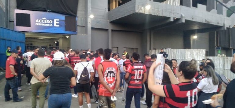 Hinchas de Flamengo ingresando al Defensores