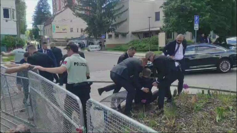 Esta imagen tomada de un vídeo obtenido por AFPTV muestra al personal de seguridad llevando al primer ministro de Eslovaquia, Robert Fico (centro), hacia un vehículo después de que le dispararan en Handlova el 15 de mayo de 2024.