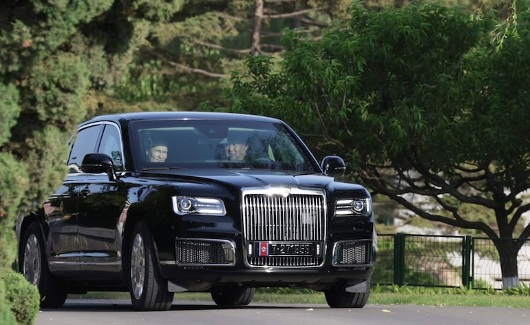 El presidente ruso Vladimir Putin (d) junto al líder norcoreano Kim Jong Un en el automóvil Aurus en Pyongyang, capital norcoreana.