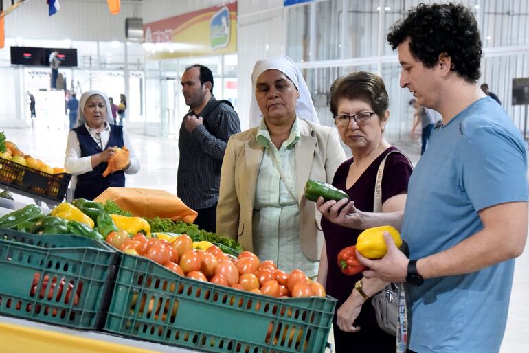 Los productores tienen un espacio para ofrecer sus verduras.