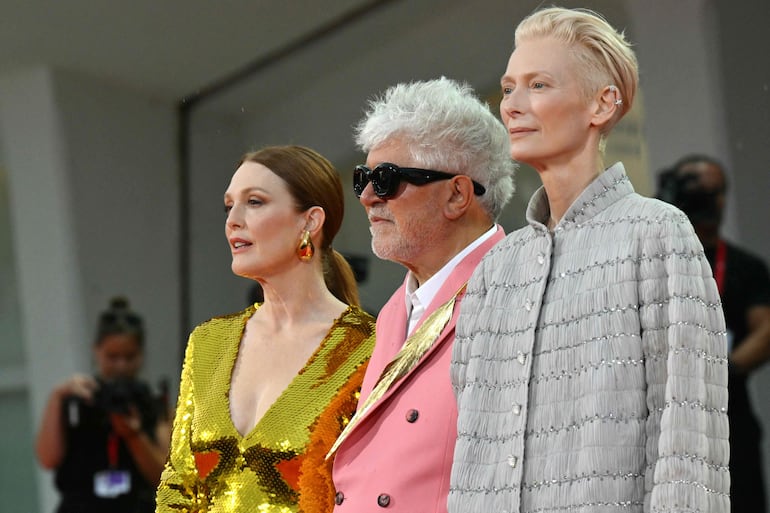 El cineasta español Pedro Almodóvar y las actrices Julianne Moore y Tilda Swinton durante el estreno de "La habitación de al lado" el lunes en el Festival de Cine de Venecia.