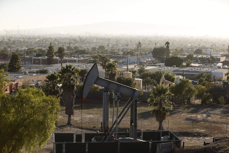 Extractor de petróleo en Signal Hill, California, Estados Unidos.  (EFE)