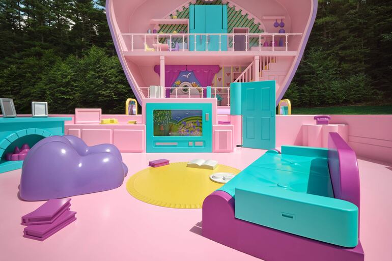 La casa en forma de una estuche de Polly Pocket, la icónica muñeca de la década de 1990 de la empresa Mattel, existe ahora en tamaño real en Massachusetts (EE.UU.).