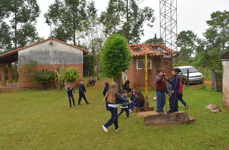 El estado del techo del baño representa un peligro para los niños que juegan en el patio, por la caída de las tejas. 