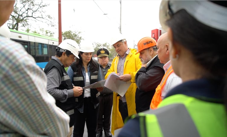 Imagen ilustrativa: autoridades del Ministerio de Obras Públicas y Comunicaciones, entre ellas, la ministra Claudia Centurión.