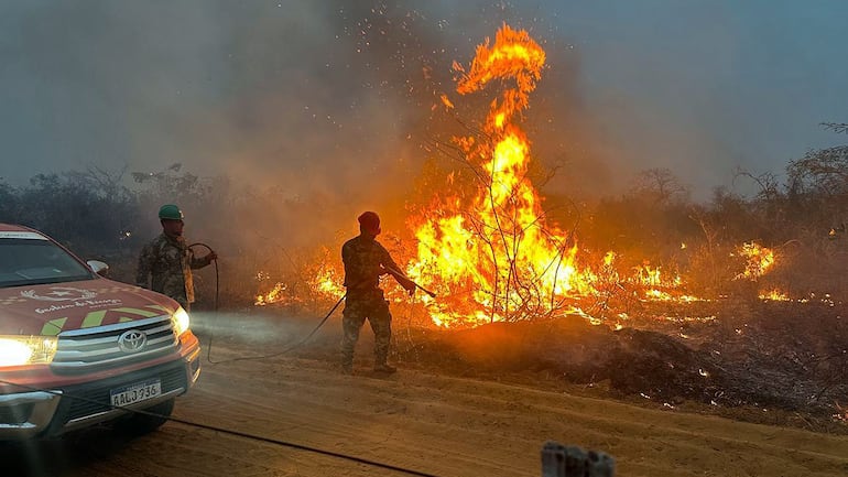 Bomberos combaten a los incendios forestales en la zona de Cerro Chovoreca.