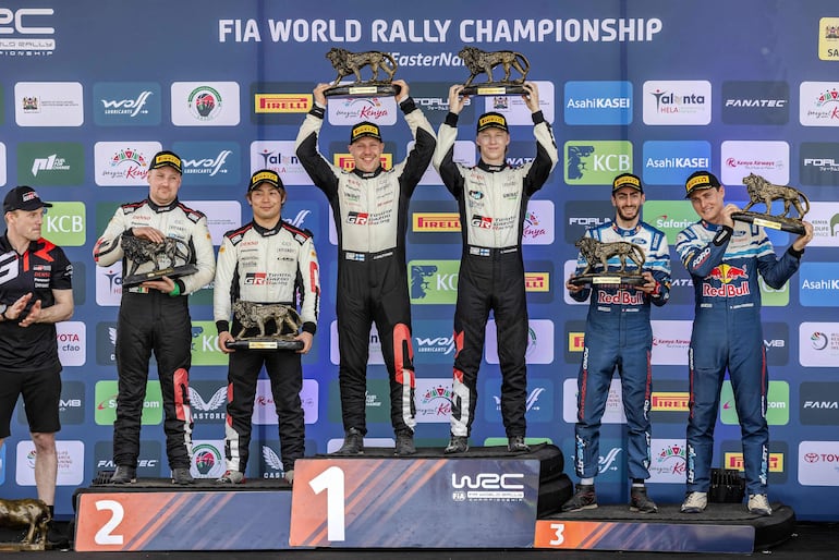 Los integrantes del podio final del Rally Safari de Kenia festejan con los trofeos en mano. Kalle Rovanperä-Jonne Halttunen (1°), Katsuta-Johnston (2°) y Fourmaux-Coria (3°).