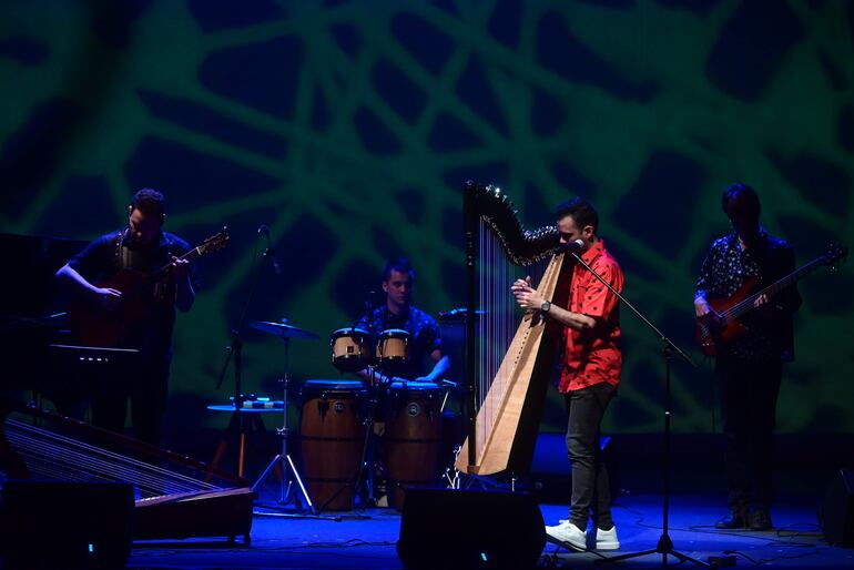 Lucas Zaracho llegó al escenario del Festival Mundial del Arpa con varias composiciones propias y temas clásicos de nuestro folclore.