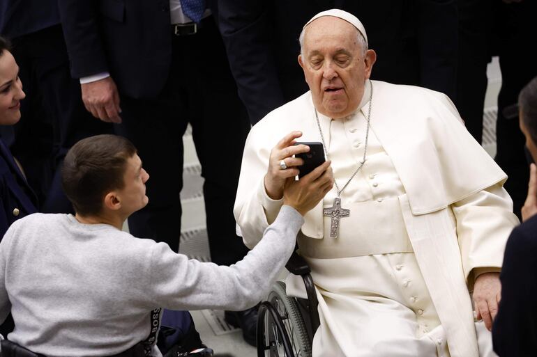 El papa Francisco afirmó hoy que el uso de la inteligencia artificial (IA) podrá contribuir positivamente al campo de la información “si no anula el papel del periodismo sobre el terreno”, en el mensaje publicado hoy para la Jornada Mundial de las Comunicaciones que celebra la Iglesia católica.