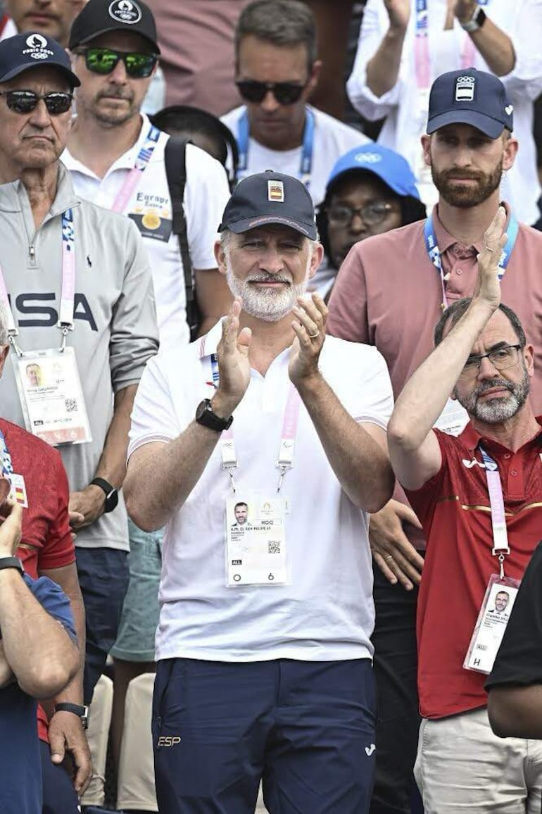 Felipe VI aplaude durante los cuartos de final femeninos de Voleibol Playa, entre España y Canadá, en los Juegos Olímpicos de París 2024. (EFE/ Miguel Toña)
