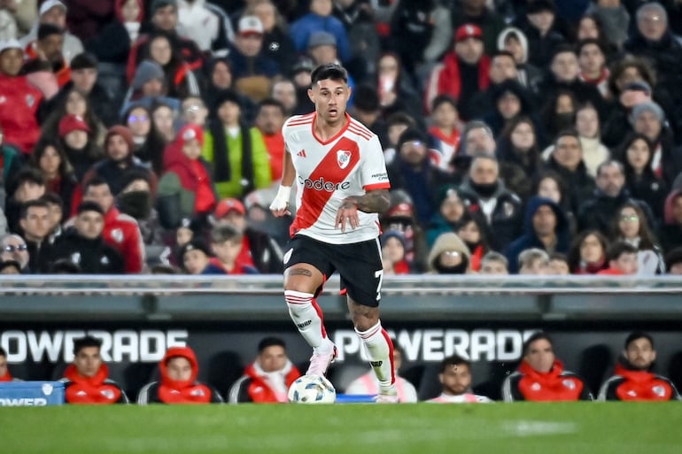 El paraguayo Adam Bareiro, jugador de River Plate, domina el balón en un partido en el Monumental, en Buenos Aires. 