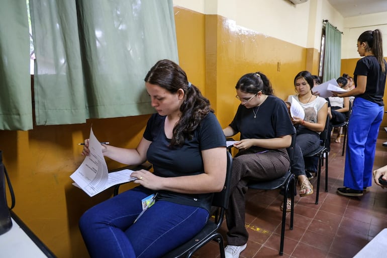 personas rindiendo un examen