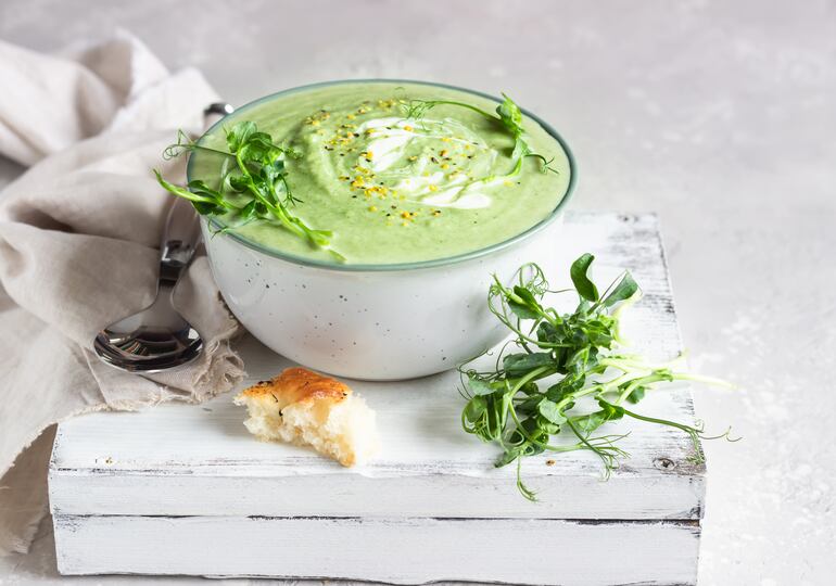 Sopa fría de aguacate y pepino.