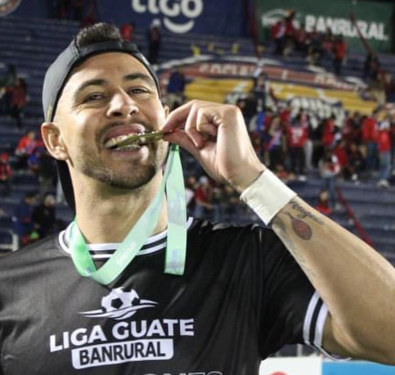 El paraguayo Pedro Báez, futbolista de Xelajú, celebra la conquista del torneo Apertura 2024 de la Liga Nacional de Guatemala.