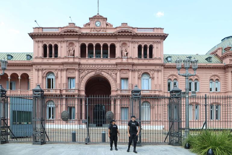 Policías custodian frente a la casa rosada este lunes, en Buenos Aires (Argentina). Los mercados argentinos de acciones y de bonos se hundieron por la negativa reacción de los inversores al escándalo desatado por el apoyo inicial del presidente Javier Milei a la criptomoneda $Libra.