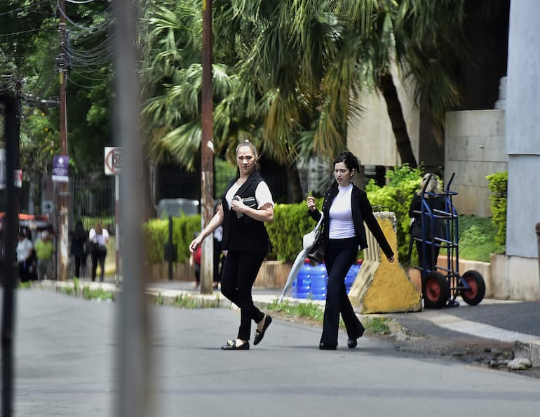 El 7 de noviembre de 2024, Romy Aquino y su hija se retiran juntas de la sede judicial. Minutos antes había ingresado la madre  a marcar el fin de su “jornada laboral”.