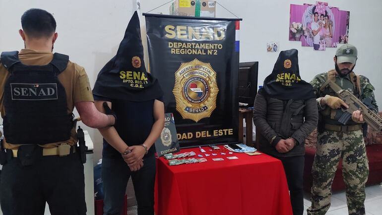 Los antidrogas detuvieron a dos personas en el allanamiento de la bodega.