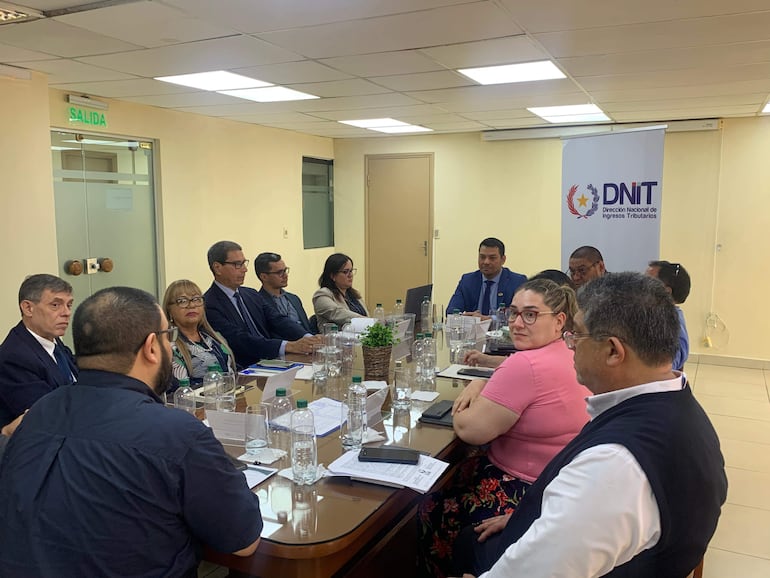 La reunión entre autoridades de la DNIT y los gremios de contadores se realizó en la sede de la administración tributaria.

DNIT

Colegio de Contadores del Paraguay 06-11-2024