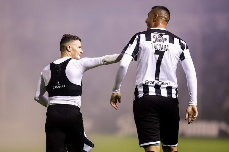 El argentino Bautista Merlini (i) y el paraguayo Óscar Cardozo, jugadores de Libertad, celebran un gol en el partido contra Cerro Porteño por e torneo Apertura 2022 en el estadio La Huerta, en Asunción.