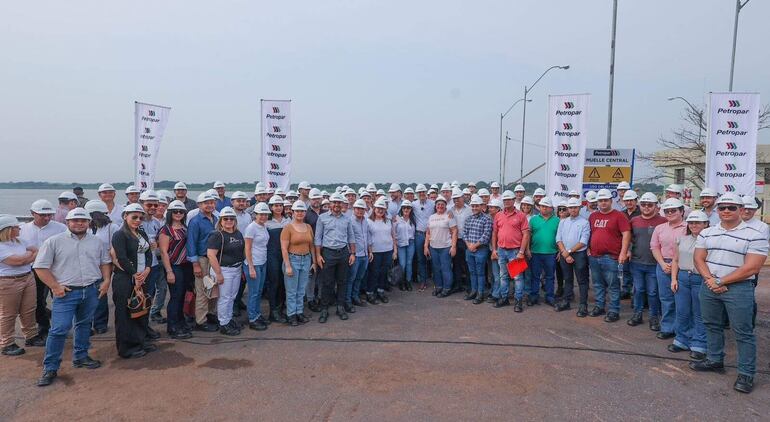 Santiago Peña con los operadores de Petropar, varios de ellos de políticos. 