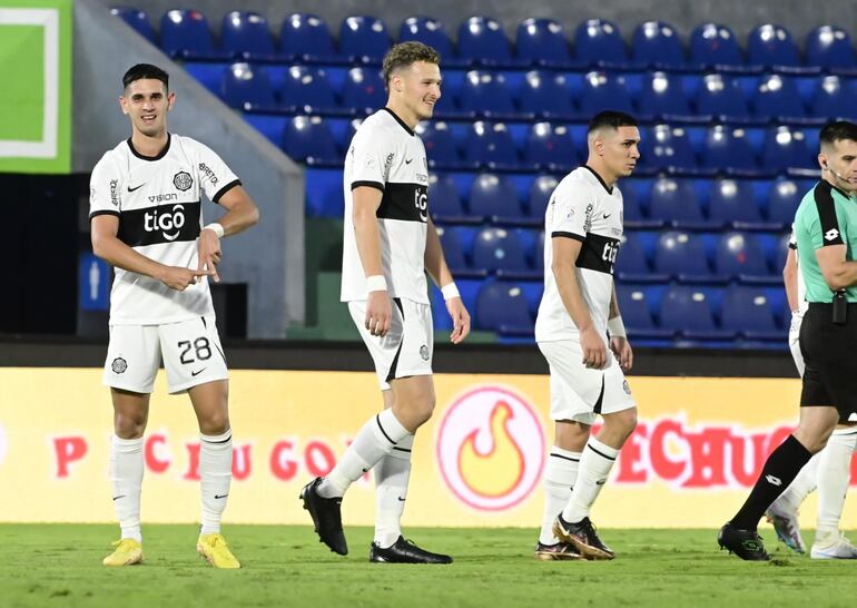 Manuel Romero, de Olimpia, celebra su tanto ante el Sportivo Luqueño.