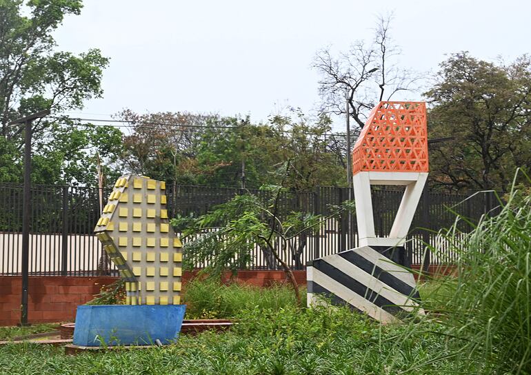 Arte al aire libre. Esculturas geométricas inspiradas en el mapa del Paraguay.