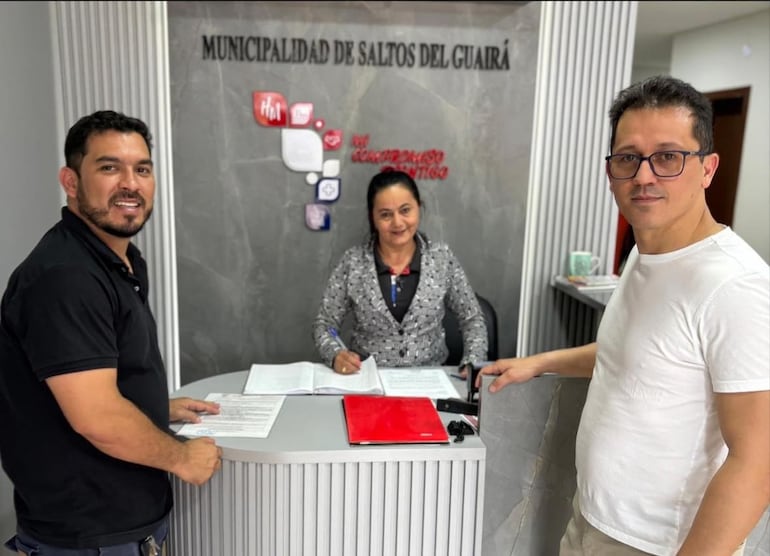 Andrés Kazuo y Humberto Cáceres, dirigentes del comercio de Saltos del Guairá, presentando el pedido para poner fin a la presencia de ambulantes en la frontera.