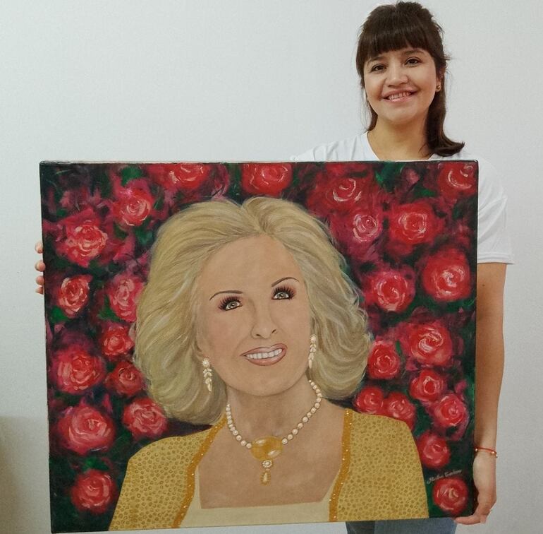 La artista paraguaya Mirtha Cantero junto a su obra de arte en homenaje a Mirtha Legrand.