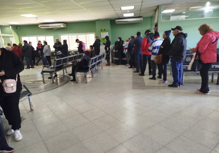 Muchos pacientes llegan y esperan por horas en el área de laboratorio, pero a diario se encuentran con la sorpresa de que ya no está habilitado el servicio.