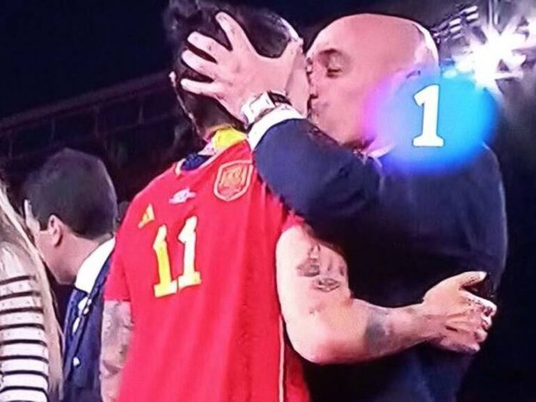 Luis Rubiales le da un beso no consentido a la jugadora de fútbol Jenni Hermoso.