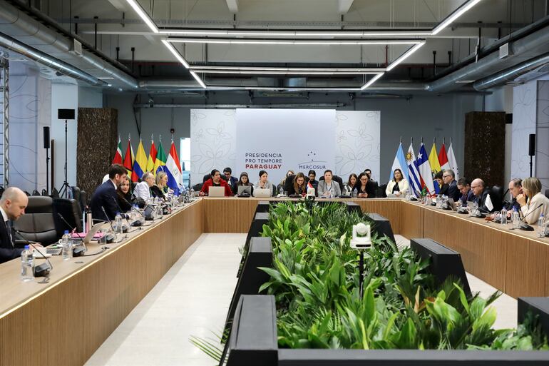 El Grupo Mercado Común se reunió ayer en el puerto de Asunción. Hoy se reúnen los cancilleres.