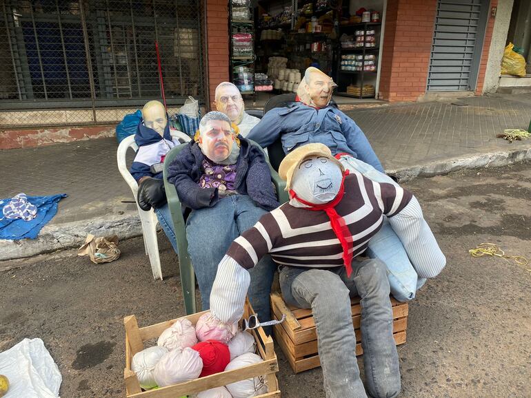 Los muñecos de Judas Kái, en el Paseo de los Yuyos.