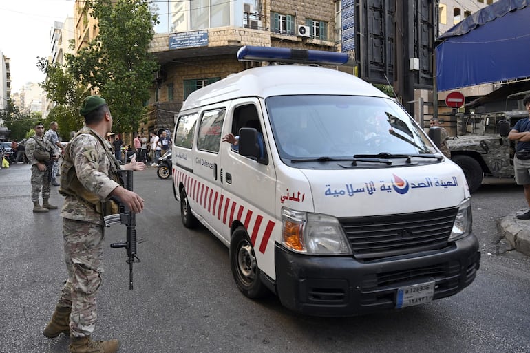 Un ambulancia llega a un hospital en Beirut con una persona herida por la explosión de un dispositivo buscapersonas.