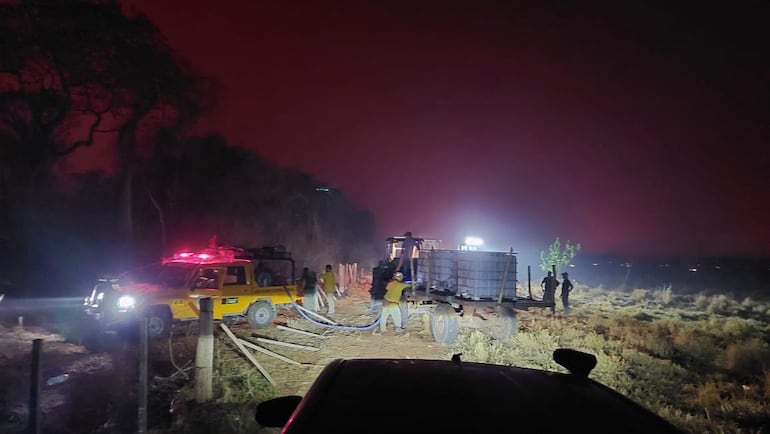 Una vez que disminuyo la fuerza del viento, los bomberos, militares y personales de estancias, durante la noche y esta madrugada, lograron evitar que el fuego se propague.