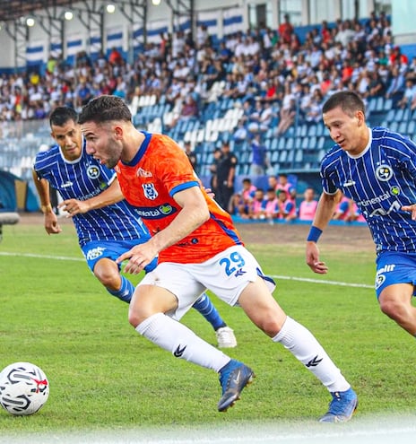 Fernando Cáceres, delantero del 2 de Mayo, deja en el camino a Víctor Barrios para proyectar otro avance del equipo pedrojuanino.